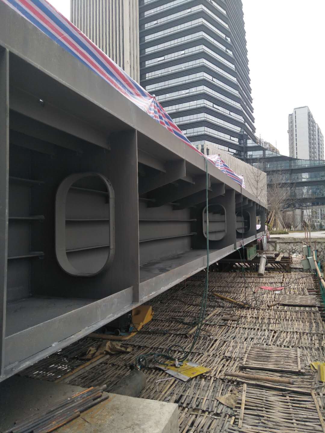 浙江鋼結(jié)構(gòu)橋梁，鋼結(jié)構(gòu)天橋選浙江融商建設(shè)有限公司